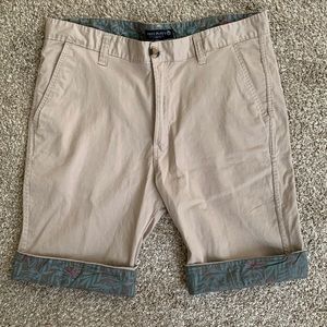 Men’s khaki shorts